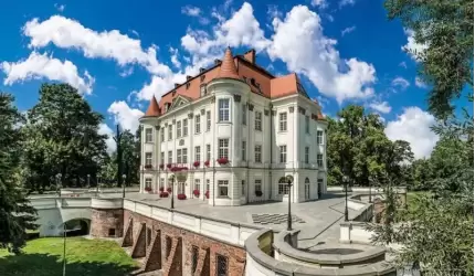 Zwiedzanie zamków na wiosnę - poznaj Szlak Zamków i Pałaców!