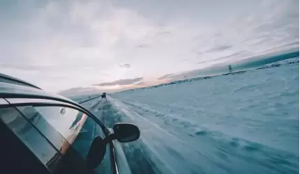 Usuwanie lodu z szyb: skrobaczka czy płyn?