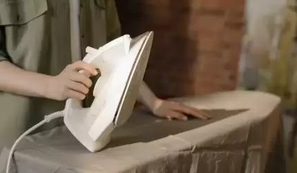 Metody na szybkie poradzenie sobie z pogniecionymi ubraniami