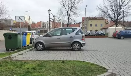 Czytelnik: To oznakowanie miejsc parkingowych jest nieprawidłowe