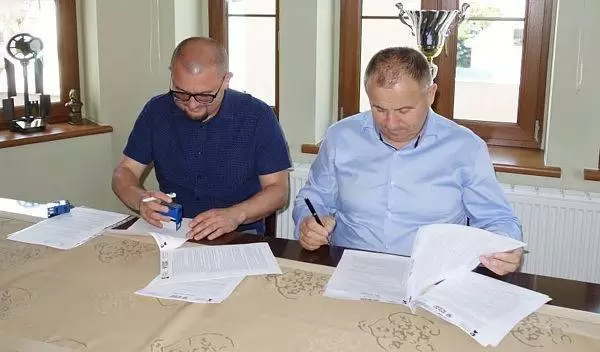 podpisanie umowy uzbrojen