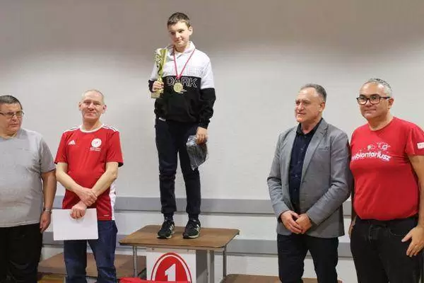 karol na podium w brzeg dolny