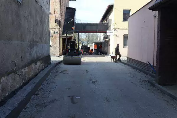 2. podworko przy ul. kolejowej w srodzie slaskiej