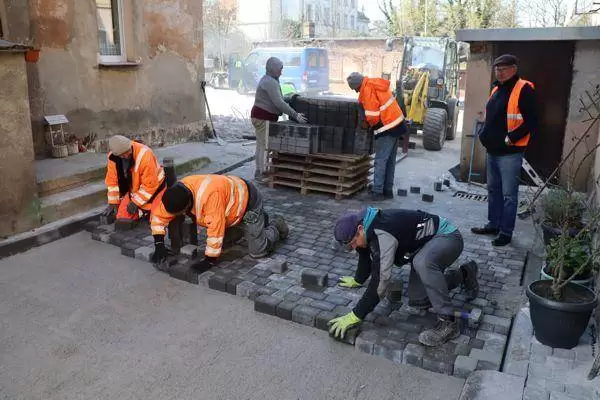 3. podworko przy ul. kolejowej w srodzie slaskiej