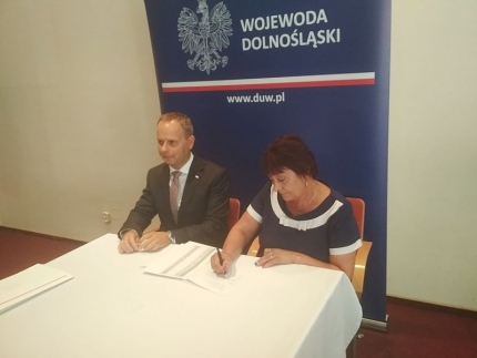 Podpisano umowę na przewozy autobusowe na trenie gminy Kostomłoty
