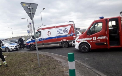 Wypadek przy stacji paliw koło Wichrowa. Poszkodowana kobieta i troje dzieci