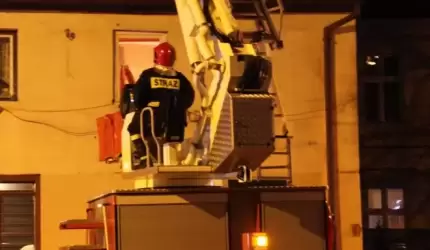 Pożary, dachowanie auta i skutki silnych wiatrów [raport strażaków]