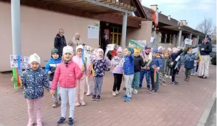 Przedszkolaki ze Szczepanowa powitały wiosnę radosnym pochodem!