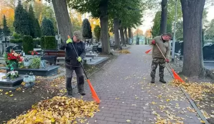 OSiR porządkuje zieleń na cmentarzu przed 1 listopada