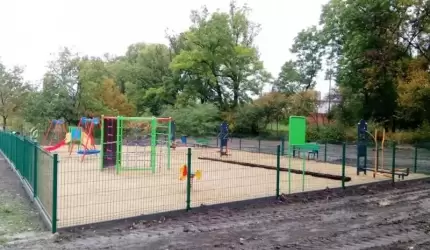 Plac zabaw przy Basztowej z nowym ogrodzeniem i nawierzchnią