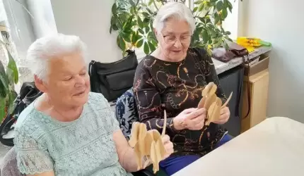 Kartonowe figury w wykonaniu seniorów ze wsparciem firmy Schumacher