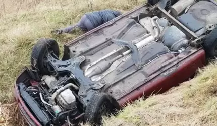 Pomiędzy Miękinią, a Mrozowem auto wpadło do rowu