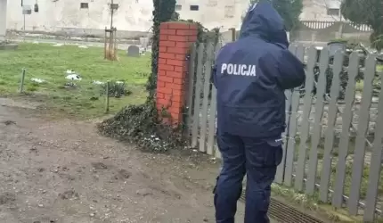 Policjanci sprawdzają osoby na kwarantannie oraz przestrzeganie obostrzeń