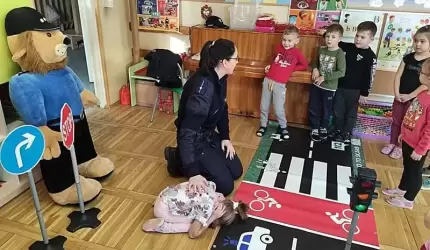 Policyjny program "Bezpieczeństwo to skarb" z udziałem średzkich przedszkolaków