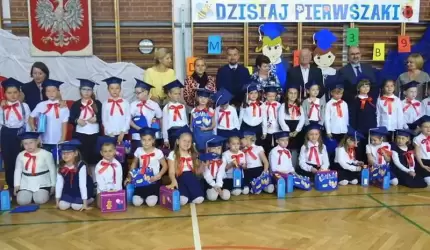 Pasowanie pierwszoklasistów w szkole w Szczepanowie