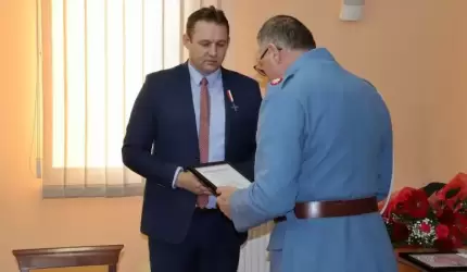 Wójt Wojciech Płaziuk odznaczony za zasługi w utrwalaniu pamięci o ludziach i ich czynach w walce o Niepodległość