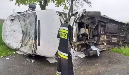 Pomiędzy Wichrowem, a Mieczkowem dachował samochód