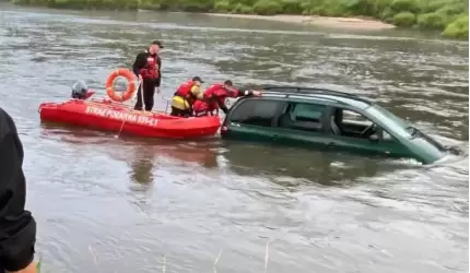 Samochód w Odrze, kolizja, pożar kombajnu [raport strażaków]