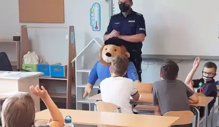 Kierownik Posterunku Policji w Miękini spotkał się z uczestnikami półkolonii