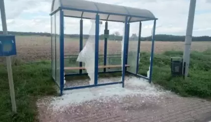 Kolejne wiaty niszczone przez wandali…