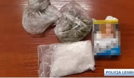 Jechała samochodem pod wpływem alkoholu, a w torebce miała narkotyki