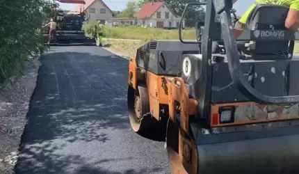 Rozpoczęto asfaltowanie dróg gminnych w Wojczycach