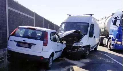 Zderzenie osobówki z busem, śmiertelny wypadek na DK94, samochód w rowie [raport strażaków]