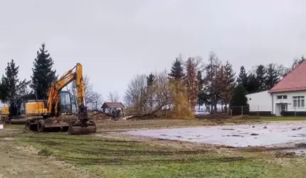 Rozpoczęła się budowa boiska wielofunkcyjnego przy szkole w Udaninie
