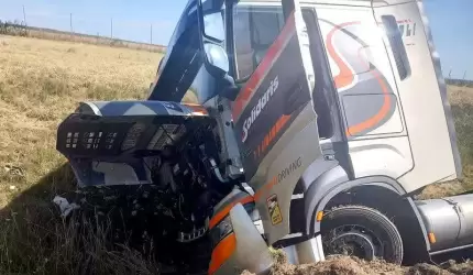 Ciężarówka w rowie, zderzenie 3 samochodów - 7 osób poszkodowanych, w tym dziecko [raport strażaków]