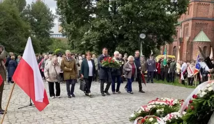 W hołdzie pomordowanym i więzionym na „nieludzkiej ziemi”