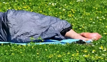 Półnagi mężczyzna "odpoczywał" koło dworca