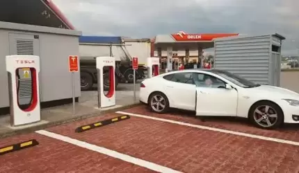 W Polsce pojawi się 40 nowych stacji ładowania samochodów elektrycznych. Wśród nich kolejna w gminie Kostomłoty