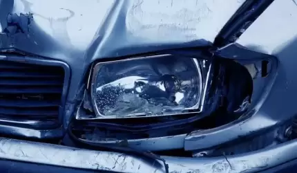 Stracił panowanie nad pojazdem i uderzył w latarnię (raport strażaków)