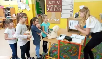 Szpital Pluszowego Misia w szkole w Szczepanowie