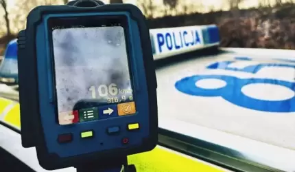 106 km/h w terenie zabudowanym – brawura słono kosztowała młodego kierowcę