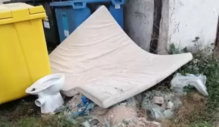 Stosy gabarytów wyrzucanych po terminie szpecą miasto