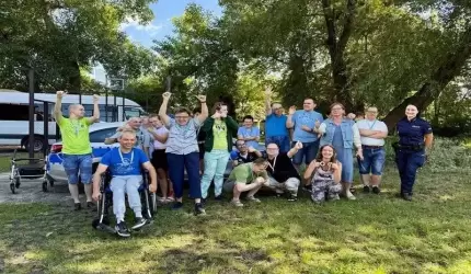 Wizyta średzkich funkcjonariuszy u podopiecznych Warsztat Terapii Zajęciowej Stowarzyszenia „Ostoja” w Środzie Śląskiej