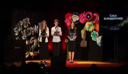 Gala „SUPER JEDYNKI” – uroczyste zakończenie roku i pożegnanie ósmoklasistów w SP nr 1