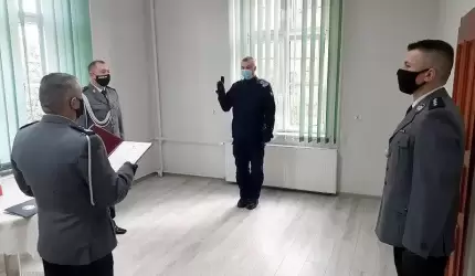 Ślubowanie nowego funkcjonariusza w Komendzie Powiatowej Policji w Środzie Śląskiej