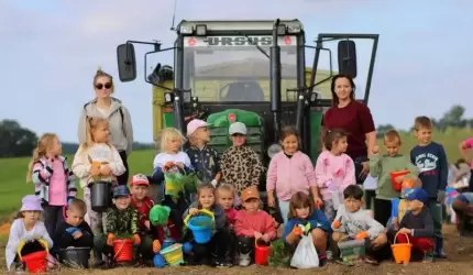 Przedszkole nr 3 wita jesień na wykopkach w Cesarzowicach