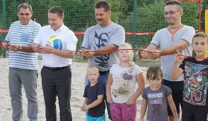 W Komornikach otwarto boisko do siatkówki