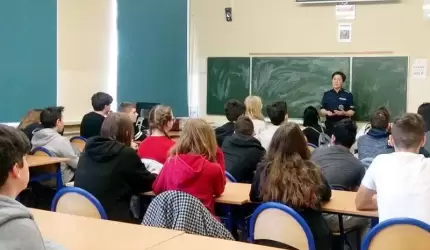 Narkotyki i dopalacze zabijają. Spotkanie z policjantką