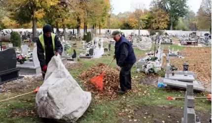 OSiR porządkuje zieleń na cmentarzu przed 1 listopada