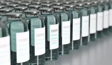 Pandemia to czas żniw dla "szczepionkowych oszustów"