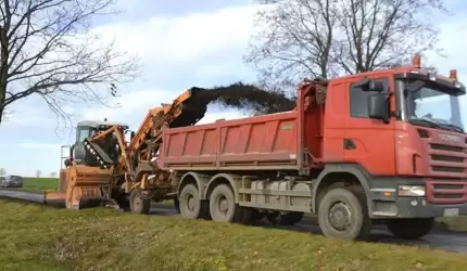 Trwa ścinka poboczy przy drogach powiatowych