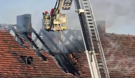 Pożar budynku wielorodzinnego w Ciechowie - odważna akcja ratunkowa strażaków!
