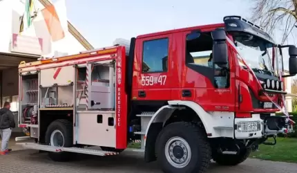 Druhowie OSP w Rakoszycach z nowym wozem strażackim