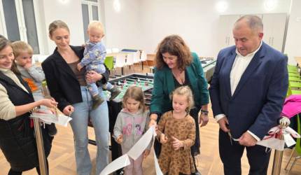 Meble, sprzęt i przestrzeń dla mieszkańców – zakończono doposażenie świetlicy w Łowęcicach