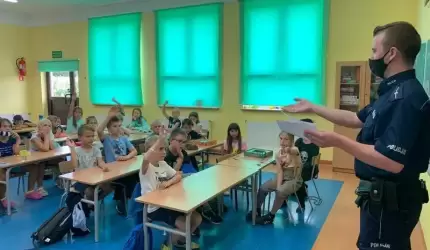 Dzielnicowy spotkał się z uczestnikami półkolonii w Pisarzowicach