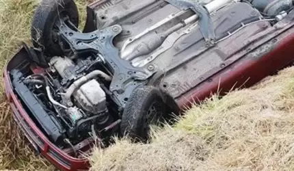 Na drodze Błonie - Miękinia auto wpadło do rowu